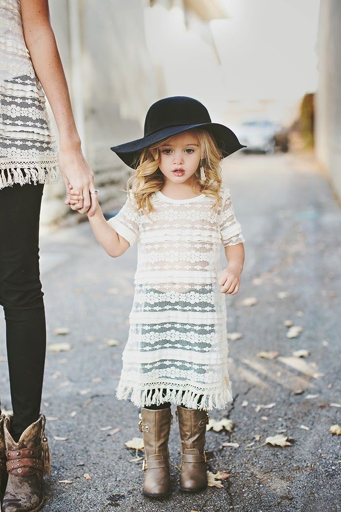 کودک شیک‌پوش و خوش تیپی که با مد روز لباس می پوشد - 2