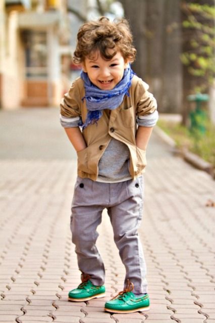 کودک شیک‌پوش و خوش تیپی که با مد روز لباس می پوشد - 4