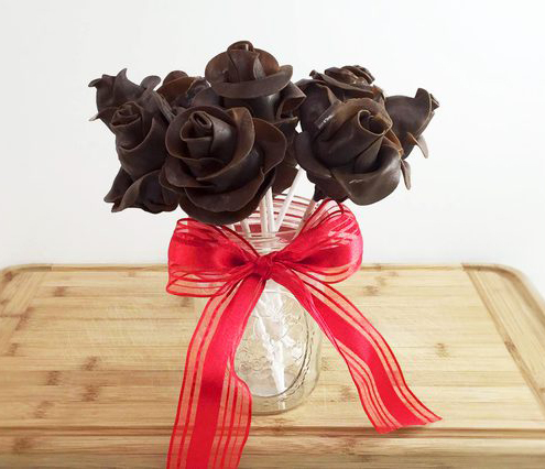 عکس سورپرایز روز عشق با دسته گل شکلاتی