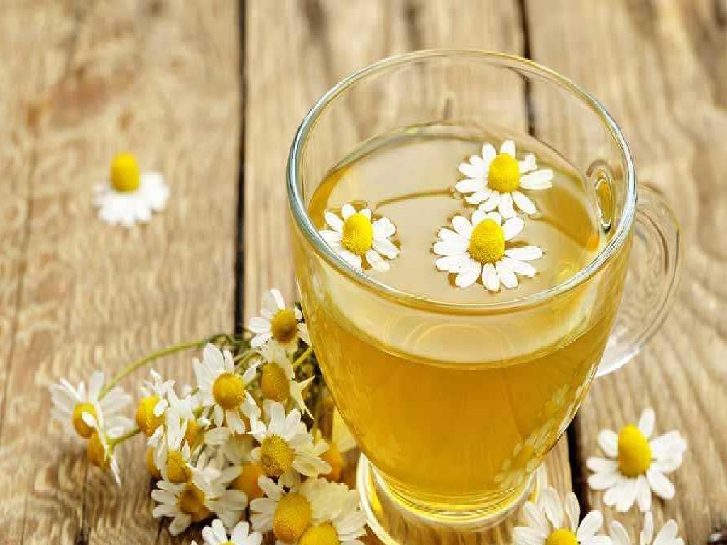 چای سفید سوزنی با بابونه و گل رز