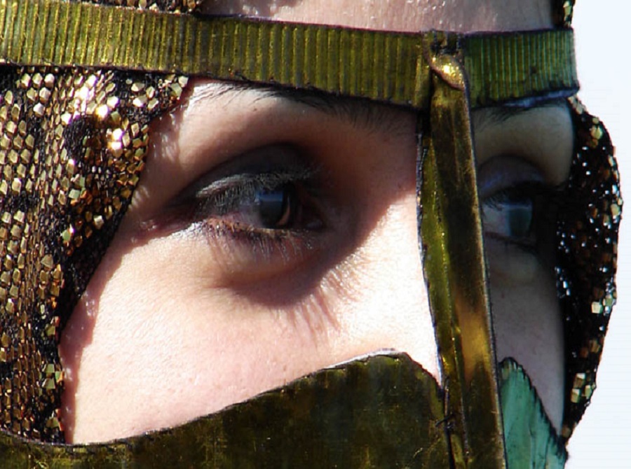 برقع Burqa تقریبا کل صورت به جز چشم را می‌پوشاند.