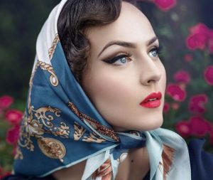 65283b9001285b7490fd5c397d22ecf1 natural beauty beautiful people - مینی اسکارف چیست و چگونه با آن استایل لاکچری بزنیم؟