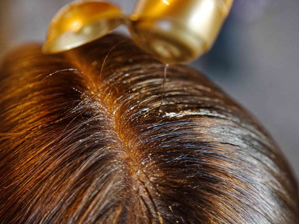 استفاده از روغن‌های طبیعی می‌تواند روند سفید شدن مو را کاهش دهد.