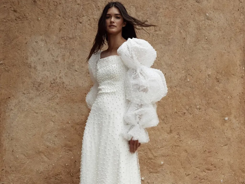 مدل لباس عروس با یقه هالتری یا پوشیده