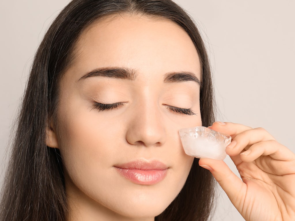 یکی از شیوه‌های درمان جوش صورت در کمترین زمان استفاده از یخ است.