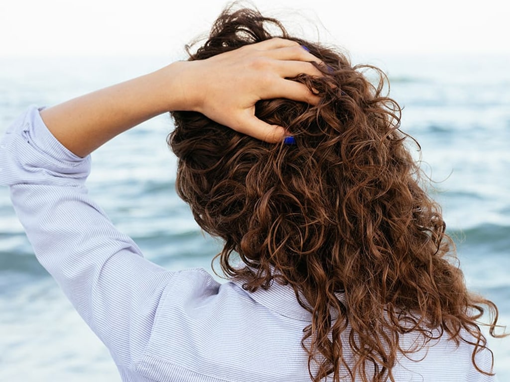 برای داشتن موهای سالم کمتر به استخر مراجعه کنید