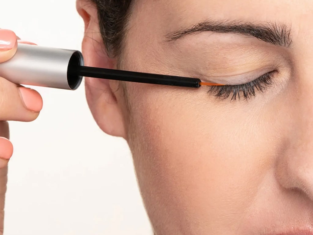 عکس نحوه استفاده از سرم تقویت کننده مژه