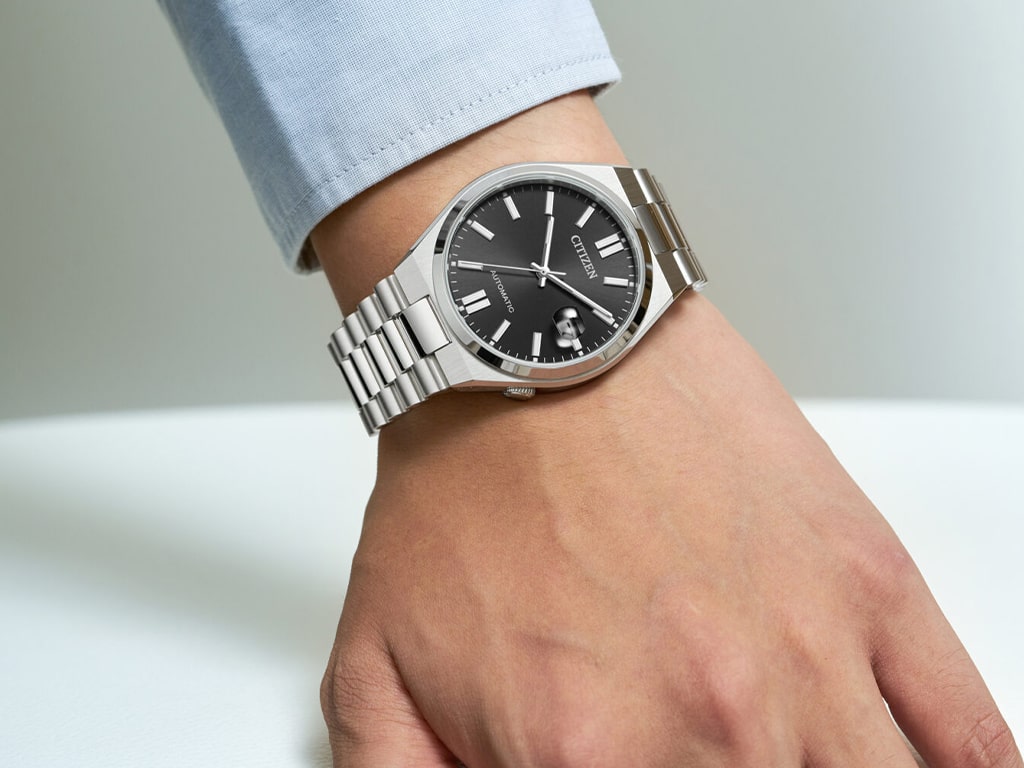 ساعت زیبا برند سیتیزن مردانه در دستان مردانه بسیار جذاب به نظر می‌رسد.