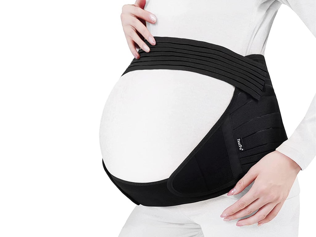 بانویی در دوران بارداری با استفاده از شکم‌بند مخصوص از کمر درد جلوگیری کرده و از جنین مراقبت می‌کند.