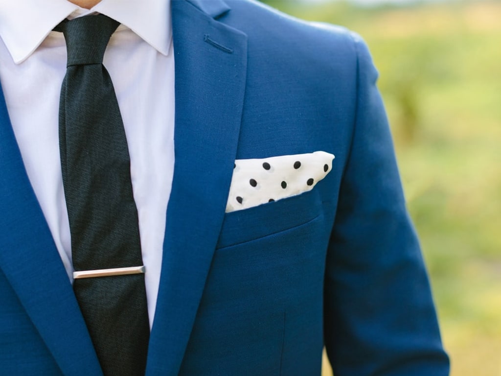 دستمال جیبی مکمل کراوات در یک استایل رسمی مردانه است.