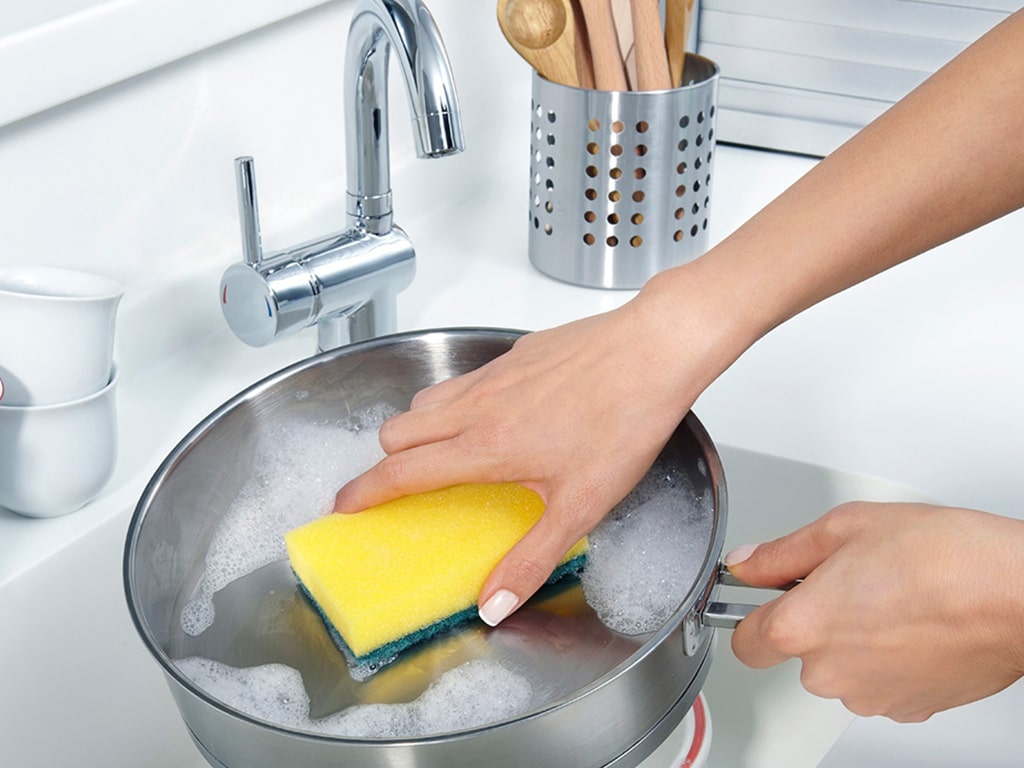 اگر پوست حساسی دارید، هنگام ظرف شستن حتما از دستکش استفاده کنید.