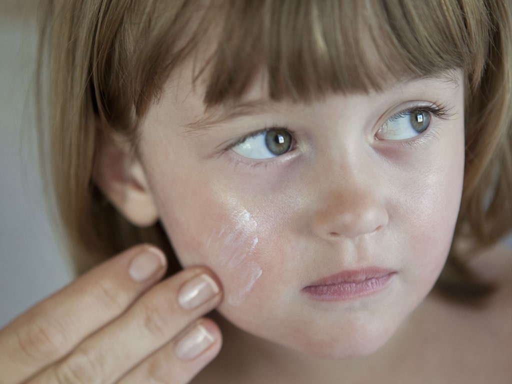برای جلوگیری از خشکی پوست فرزندتان، از مرطوب‌کننده‌های مخصوص پوست کودکان استفاده کنید.