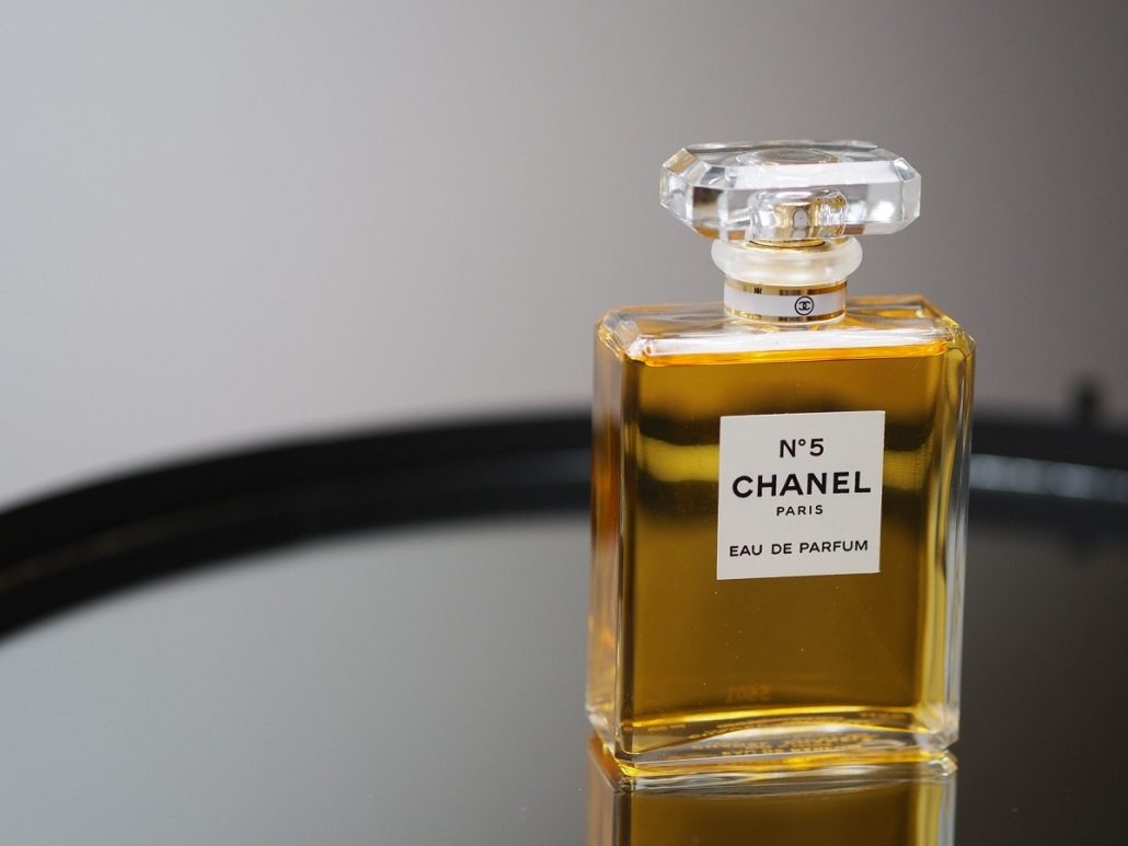 عطر شنل n5 یکی از محبوب‌ترین عطرهای این برند است.