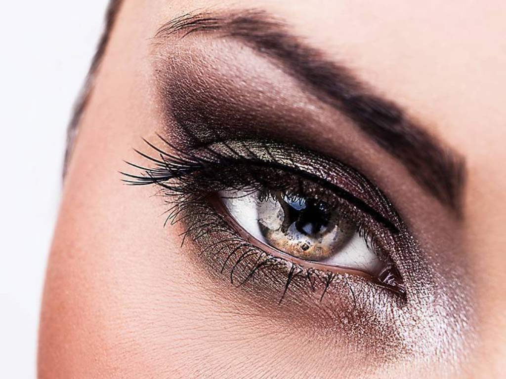 جدا شدن مژه مصنوعی از پلک یکی از نقاط منفی استفاده از آن‌ها است.