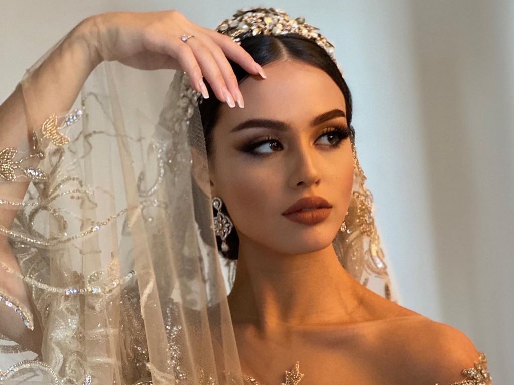 آرایش به نسبت غلیظ همراه با سایه‌های تیره برای یک عروس عربی