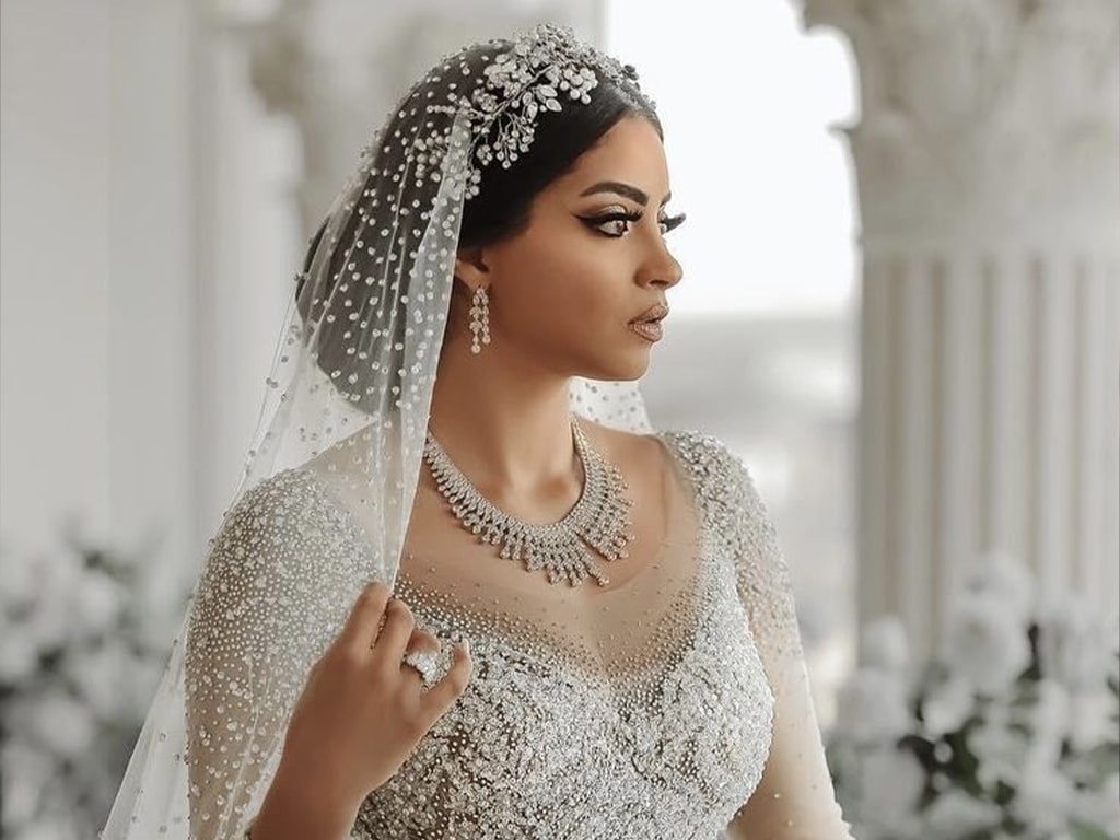 یکی از انواع آرایش‌های عربی عروس برای چشم، نوع دنباله‌دار آن است.