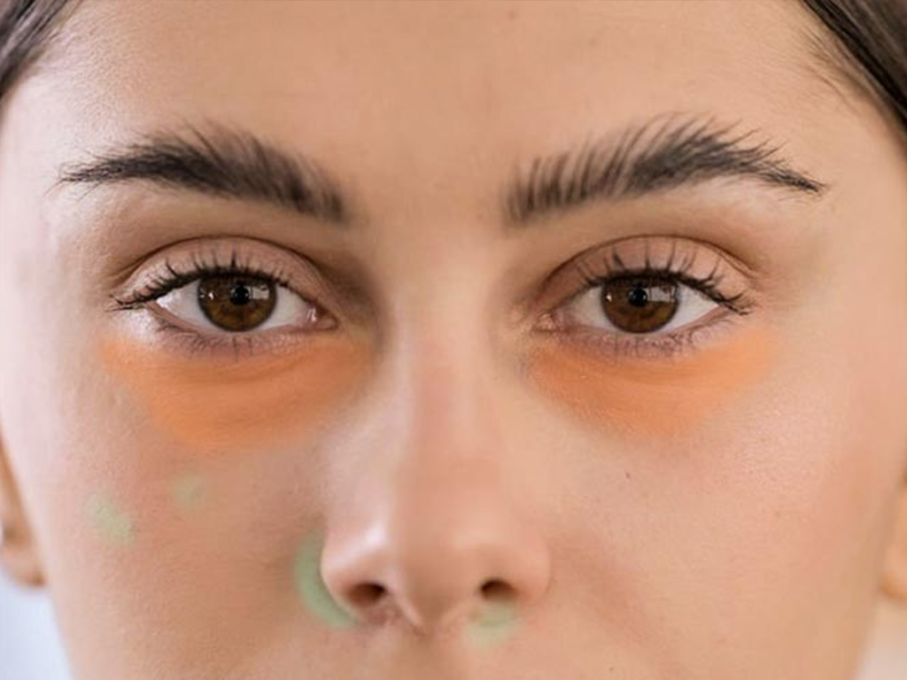 کانسیلر قرمز، نارنجی و هلویی معمولا برای کبودی‌های زیر چشم استفاده می‌شود.