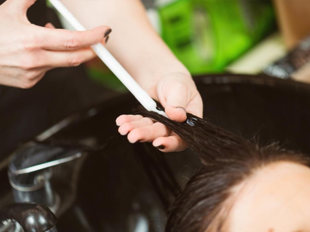دستیابی به موهای براق و درخشنده برای دختران و زنان با بوتاکس مو امکان‌پذیر است.