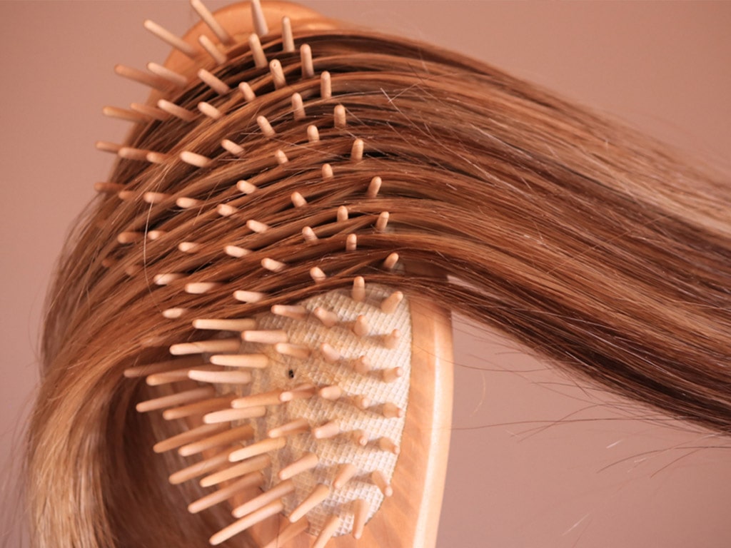 لوسیون مو همراه با شانه و حوله برای استفاده افراد در حفظ کیفیت مو موثر است.