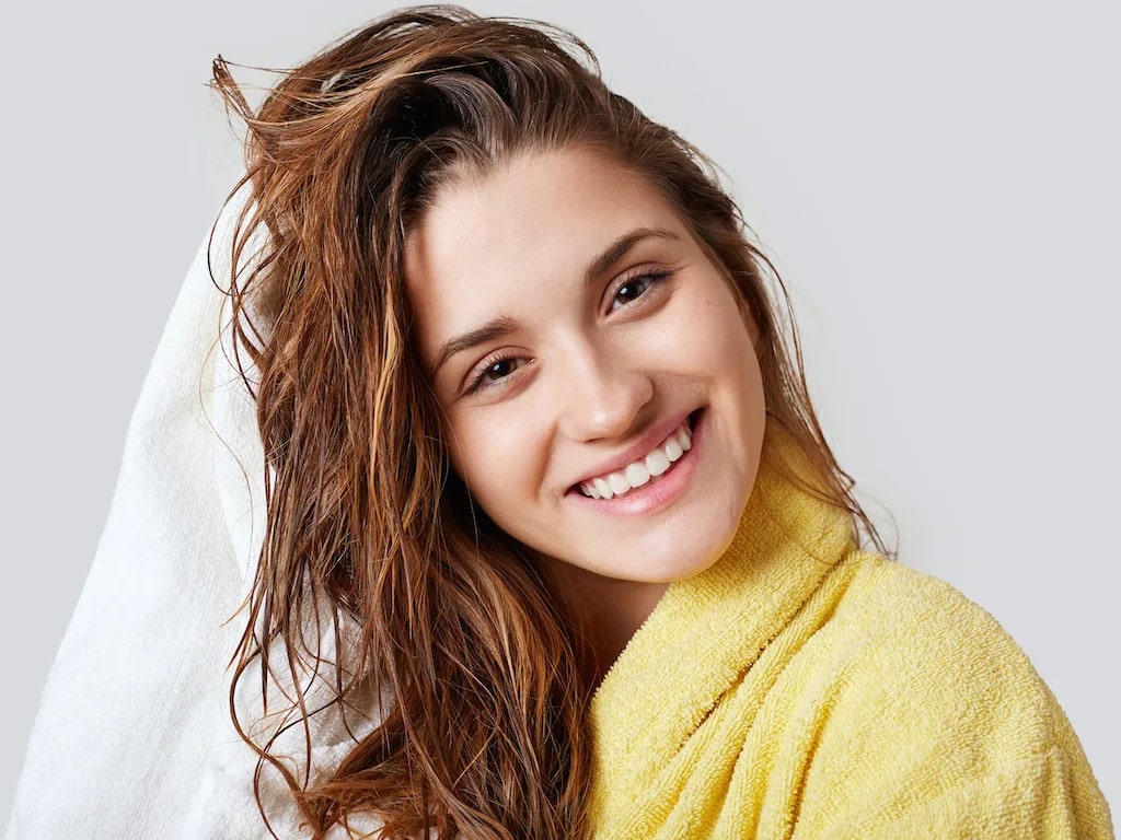 استفاده کردن از لوسیون مو بعد از حمام برای نوک موهای نم‌دار مفید است.