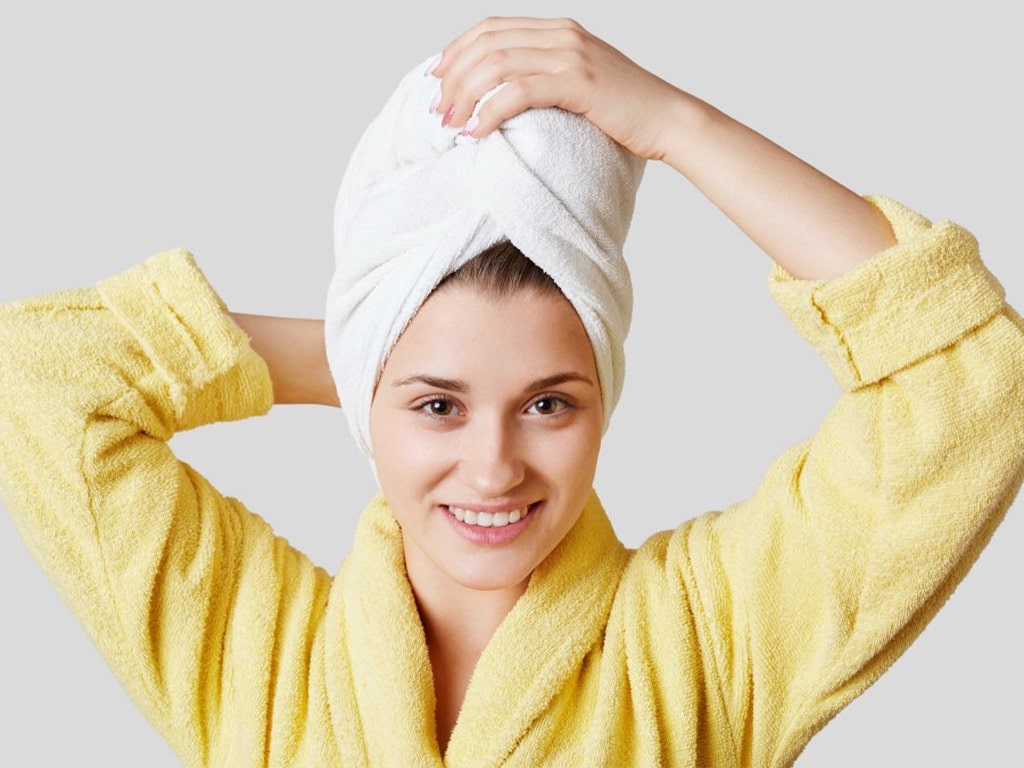 بعد از استفاده کردن از لوسیون مو در حمام آبکشی کنید و موهای خود را ببندید.