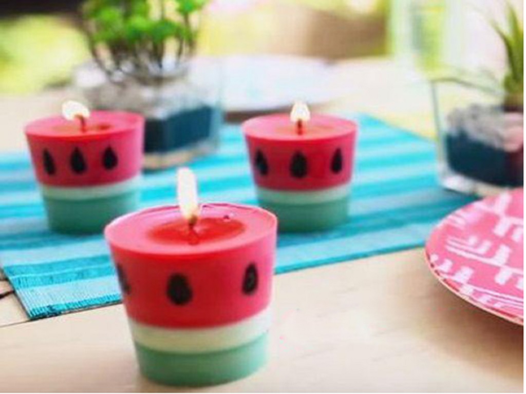سه شمع کوچک استوانه‌ای با ترکیب رنگ سبز، سفید، قرمز و خال‌های مشکی تداعی کننده رنگ هندوانه هستند.