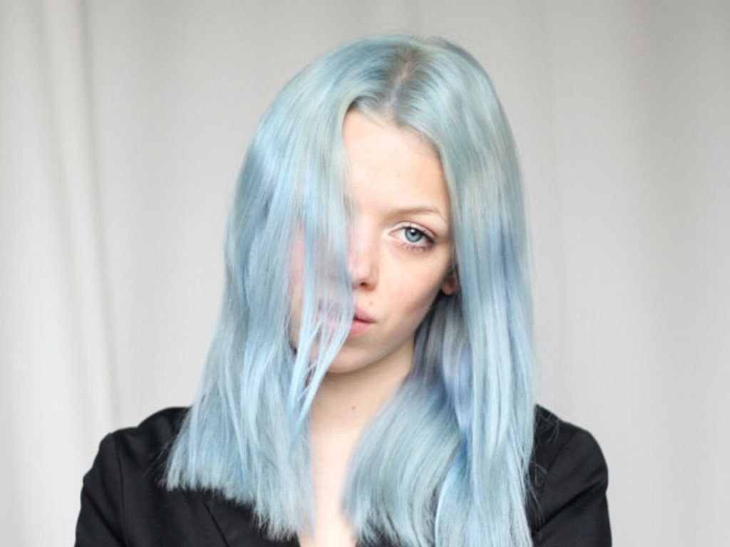 رنگ موی آبی فانتزی.