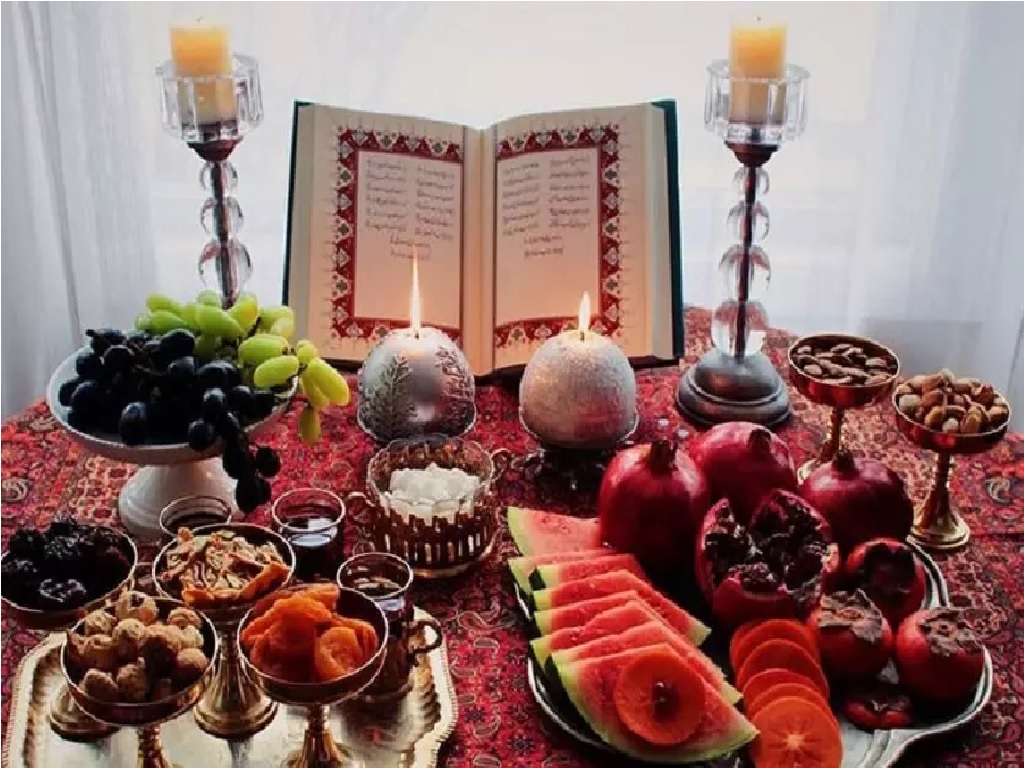 شمعدانی‌های بلند در کنار دیوان حافظ و ظروف میوه در کنار ظروف مسی پر شده با آجیل ظاهری سنتی و زیبا را رقم می‌زند.