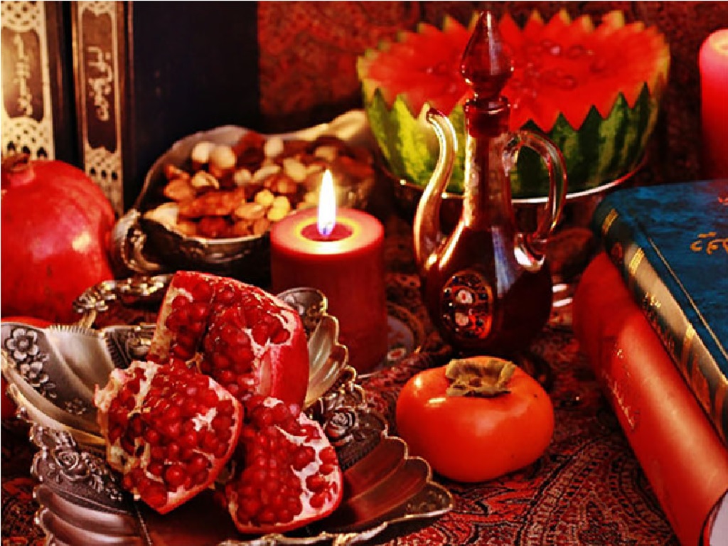 برش‌های زیگزاگ روی پوست هندوانه ظاهری زیبا در کنار انار، شمع، آجیل و ... به وجود آورده است.