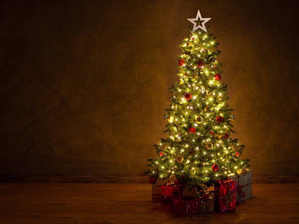 درخت کریسمس با آویزهای تزئینی زیبا.