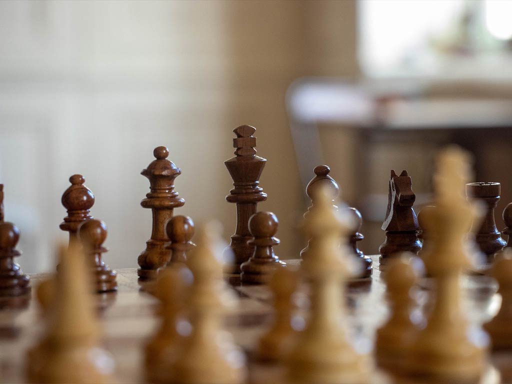 مهره‌های زیبای یک بازی شطرنج چوبی