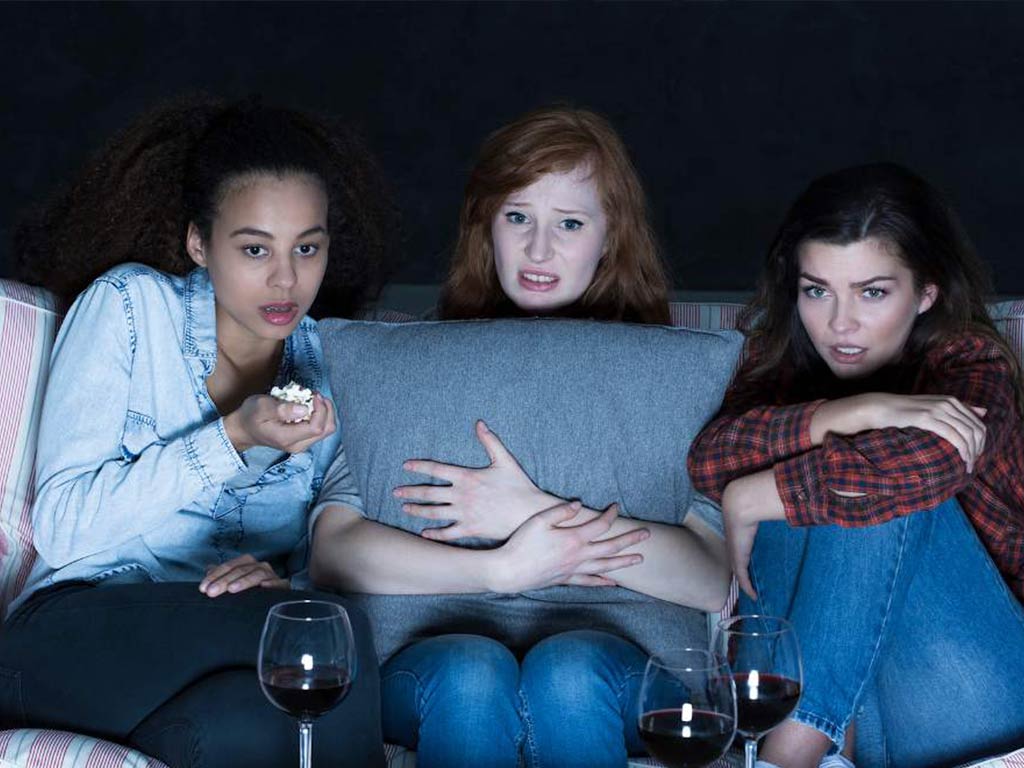 : سه دوست در حال تماشای یک سریال همراه با هم دیگر