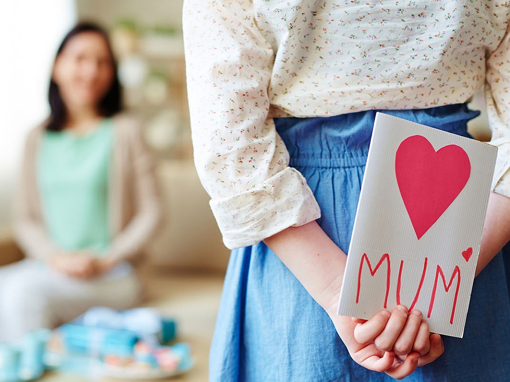 در اغلب کشورها در روز مادر، فرزندان یک کارت هدیه به عنوان کادو به مادر خود می‌دهند.