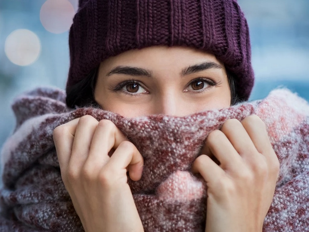 لباس های زمستانی ضخیم باعث خشکی پوست می‌شوند