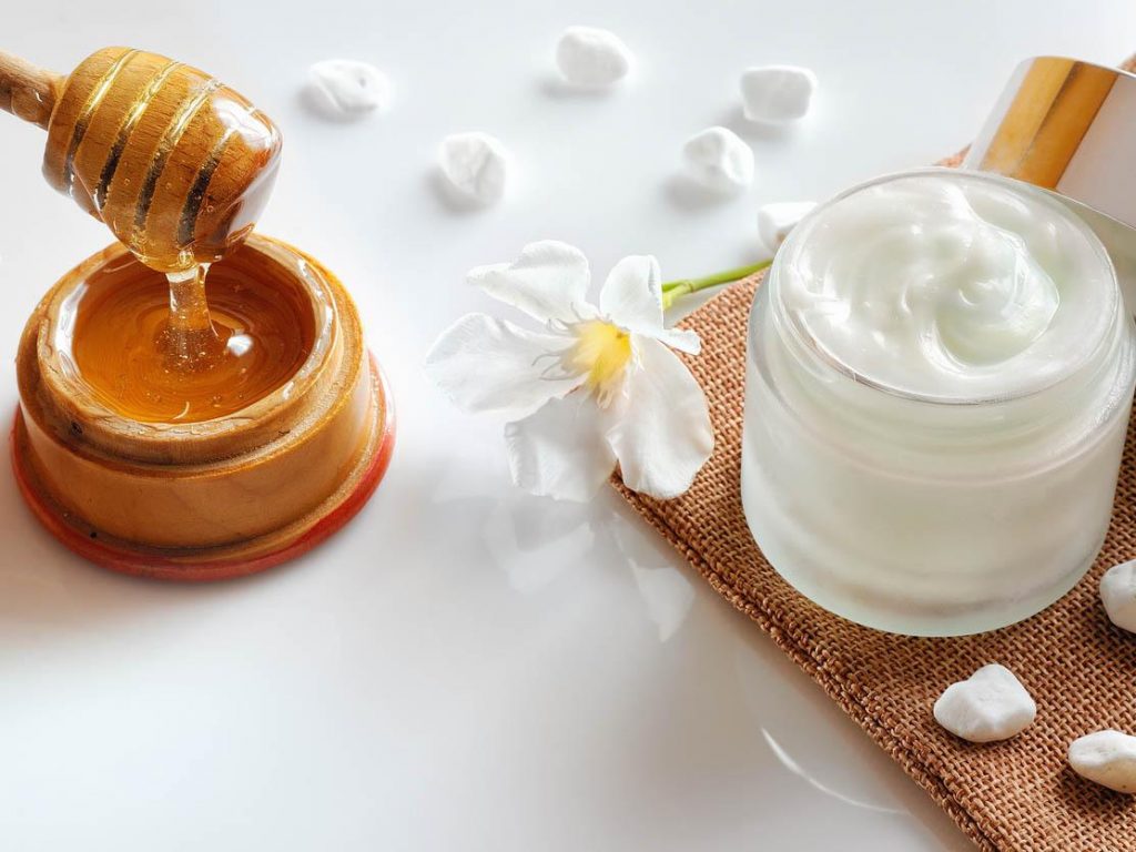 عسل از جمله موادی طبیعی و مغذی است که در ترکیبات برخی از کرم‌های دور چشم وجود دارد.