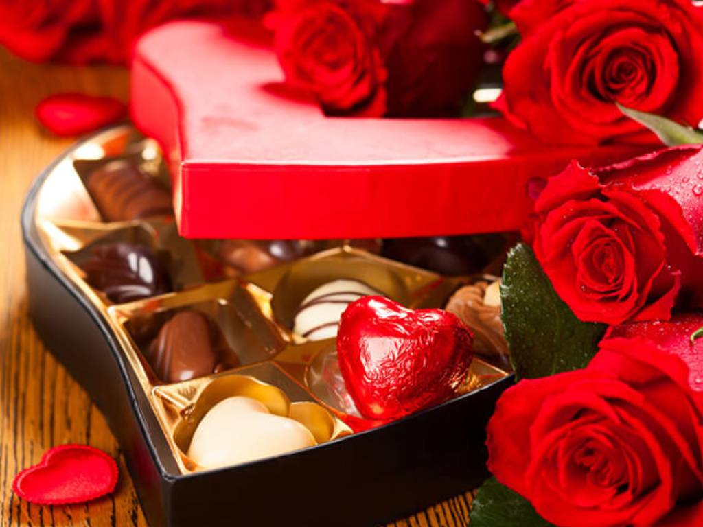دادن هدایا، گل و شکلات در روز ولنتاین.