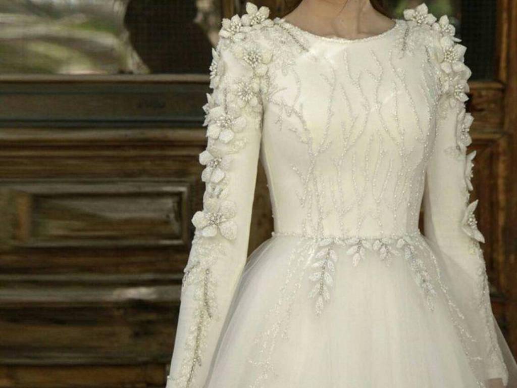 لباس عروس با آستین‌های زیبا.