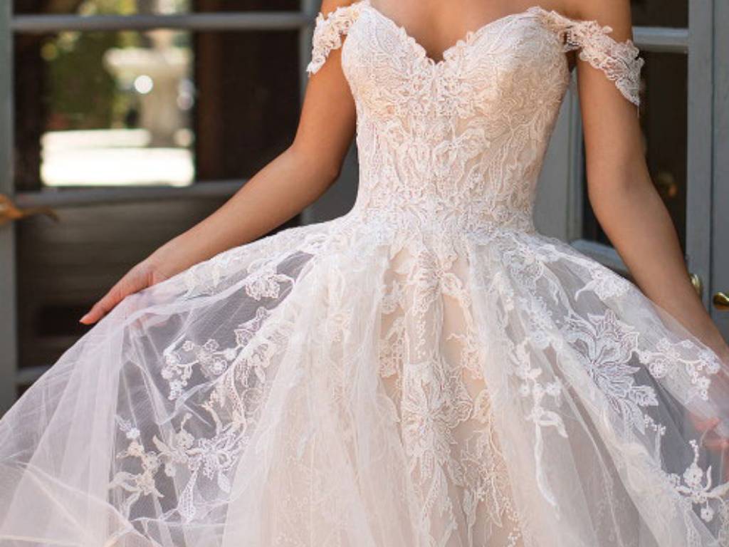 لباس عروس با آستین زیبای بیرون شانه.