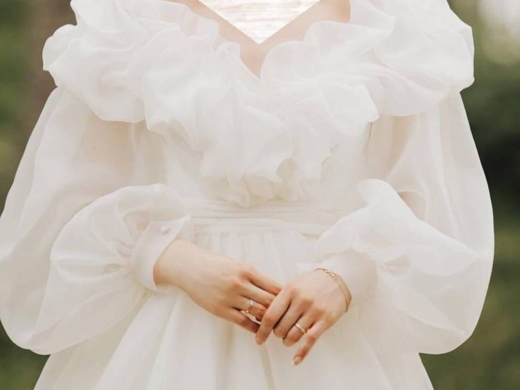 لباس عروس با آستین‌های اسقفی.