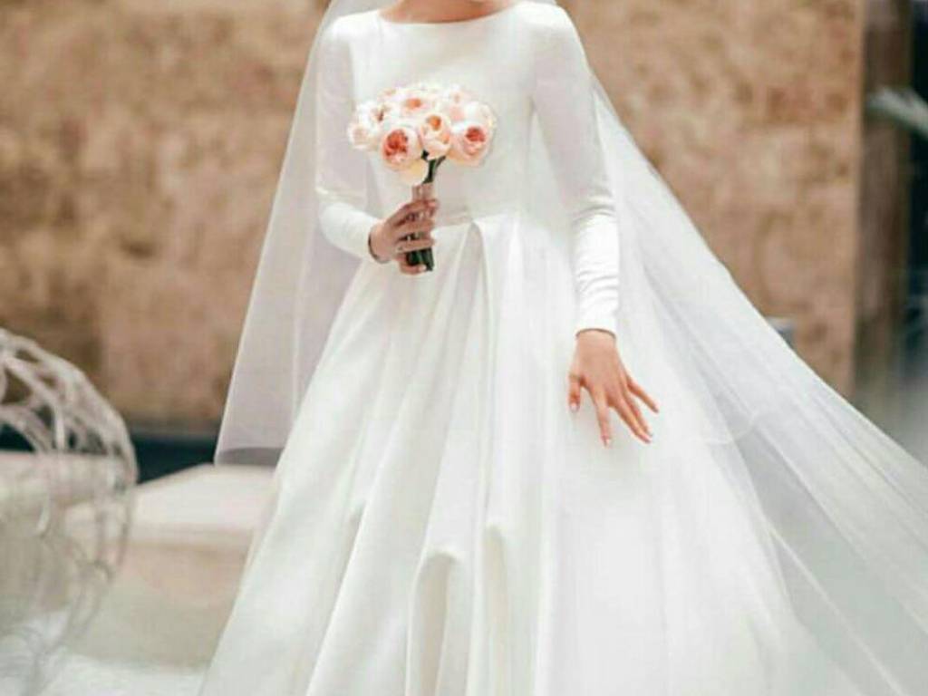 لباس عروس کلاسیک با آستین‌‌های بلند.