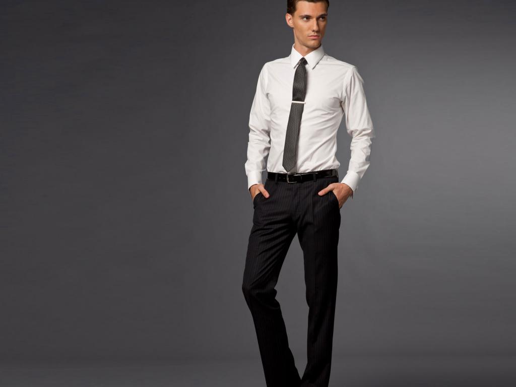 نمایی از پیراهن سفید مردانه به همراه شلوار مردانه پارچه ای مشکی