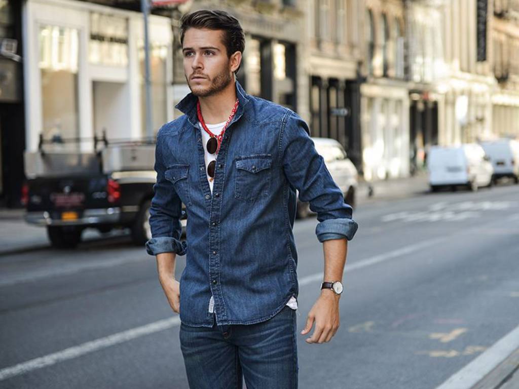 ست پیراهن و شلوار جین مردانه.