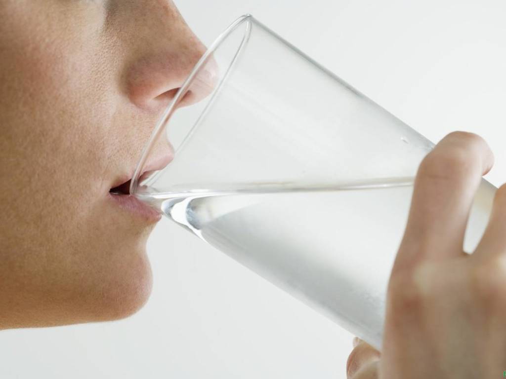 آب خوردن برای درمان معده درد.