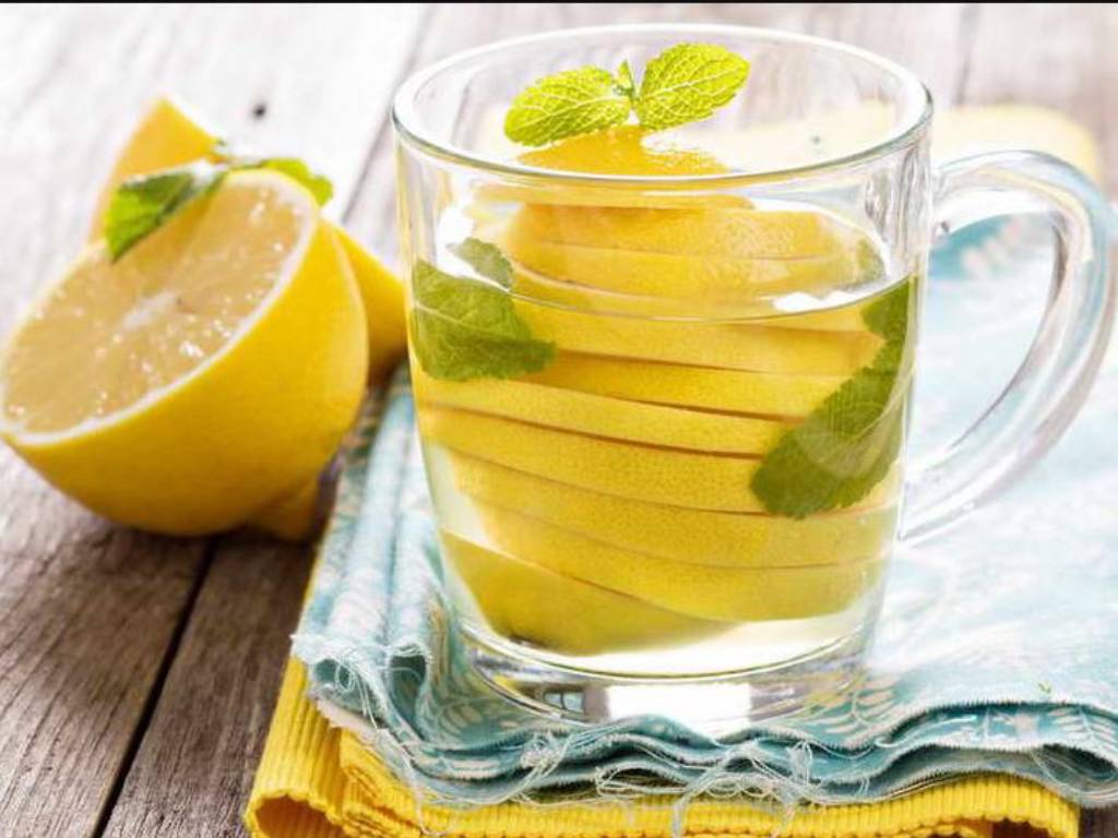 دمنوش لیمو دارویی مناسب برای معده درد.