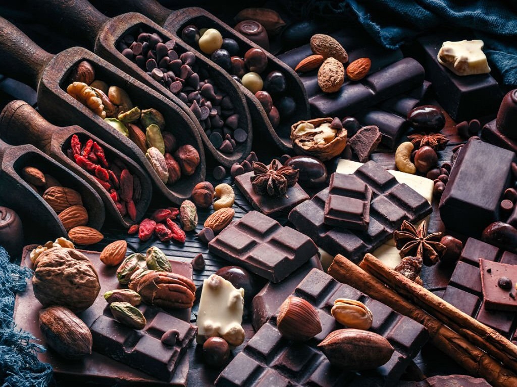 شکلات هم در دسته‌ی غذاهایی که پوست را تیره میکند
