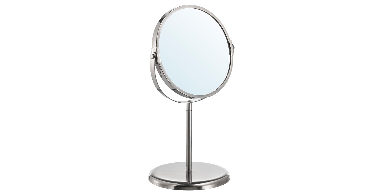 یک آینه مناسب با عدسی بزرگنمایی شده تهیه کنید