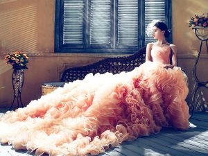 25 مدل لباس عروس رنگی 1402 در استایل های شیک و خاص