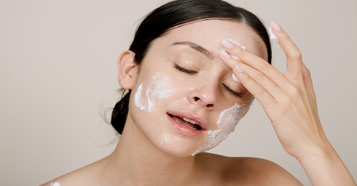 روش شستشو صحیح صورت برای پاک کردن آرایش