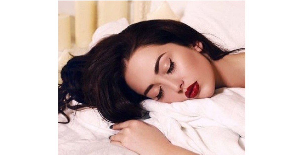 عوارض خوابیدن با آرایش چیست؟