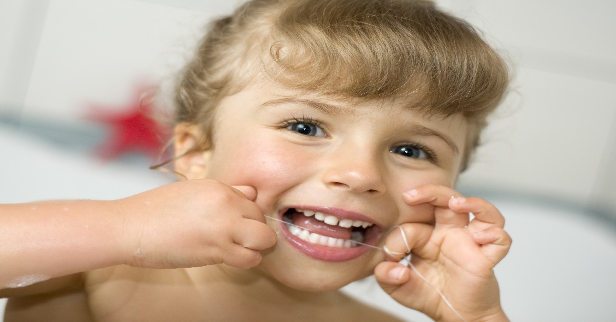 آموزش نخ دندان کشیدن برای کودکان